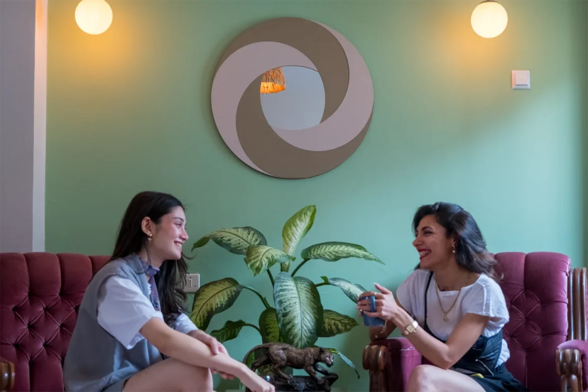 The Contribution of a Modern Round Wall Mirror The Contribution of a Modern Round Wall Mirror